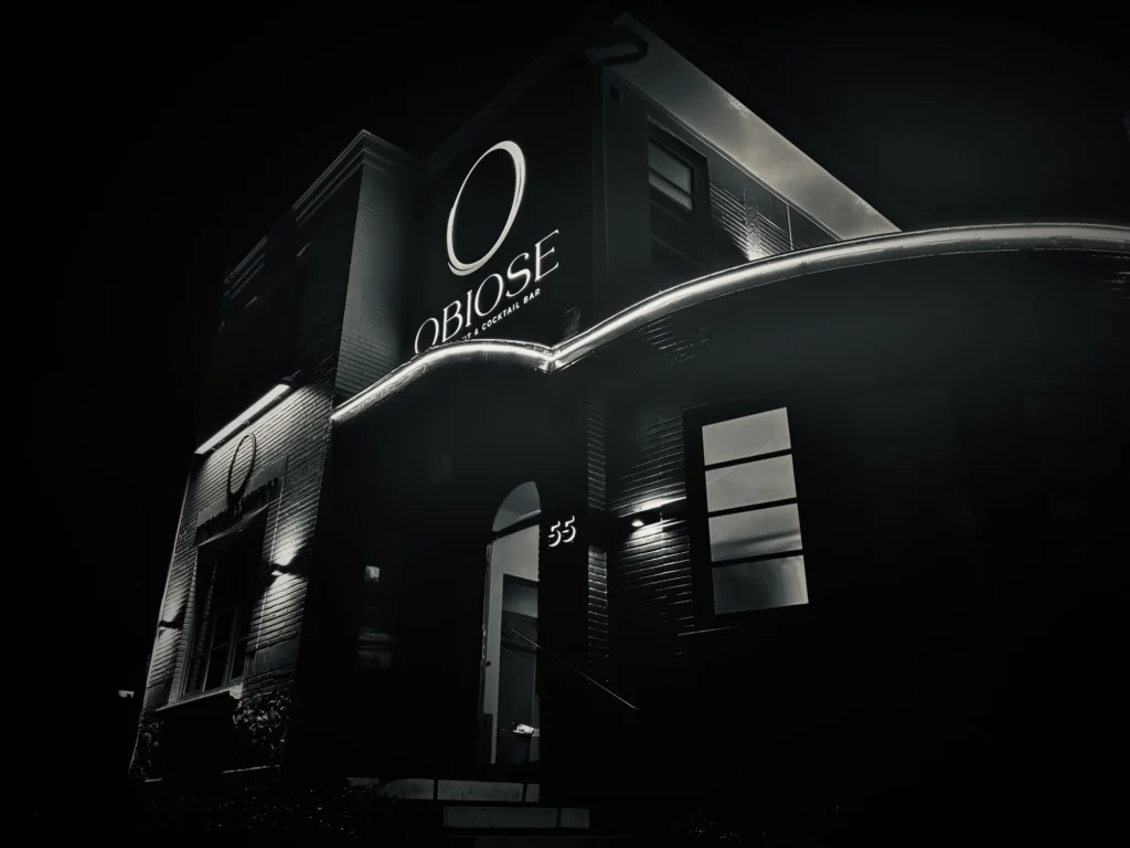 Obiose Waterloo – Enseigne façade LED noir blanc – DDC Design