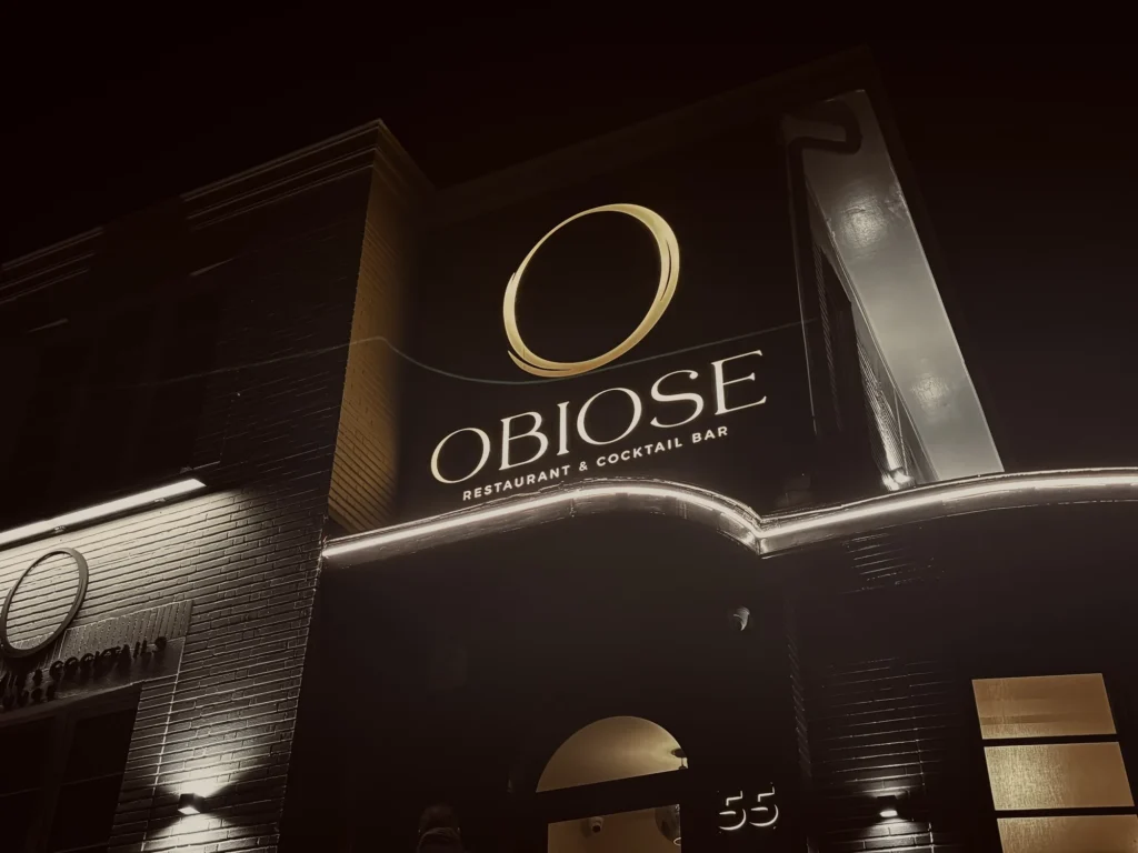 Obiose Waterloo – Enseigne façade lumineuse nuit – DDC Design
