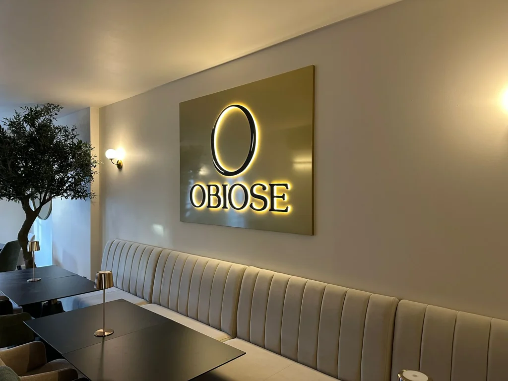 Obiose Waterloo – Enseigne intérieure logo relief doré – DDC Design