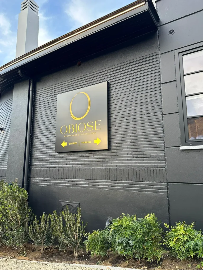 Obiose Waterloo – Enseigne murale signalétique entrée parking jour – DDC Design