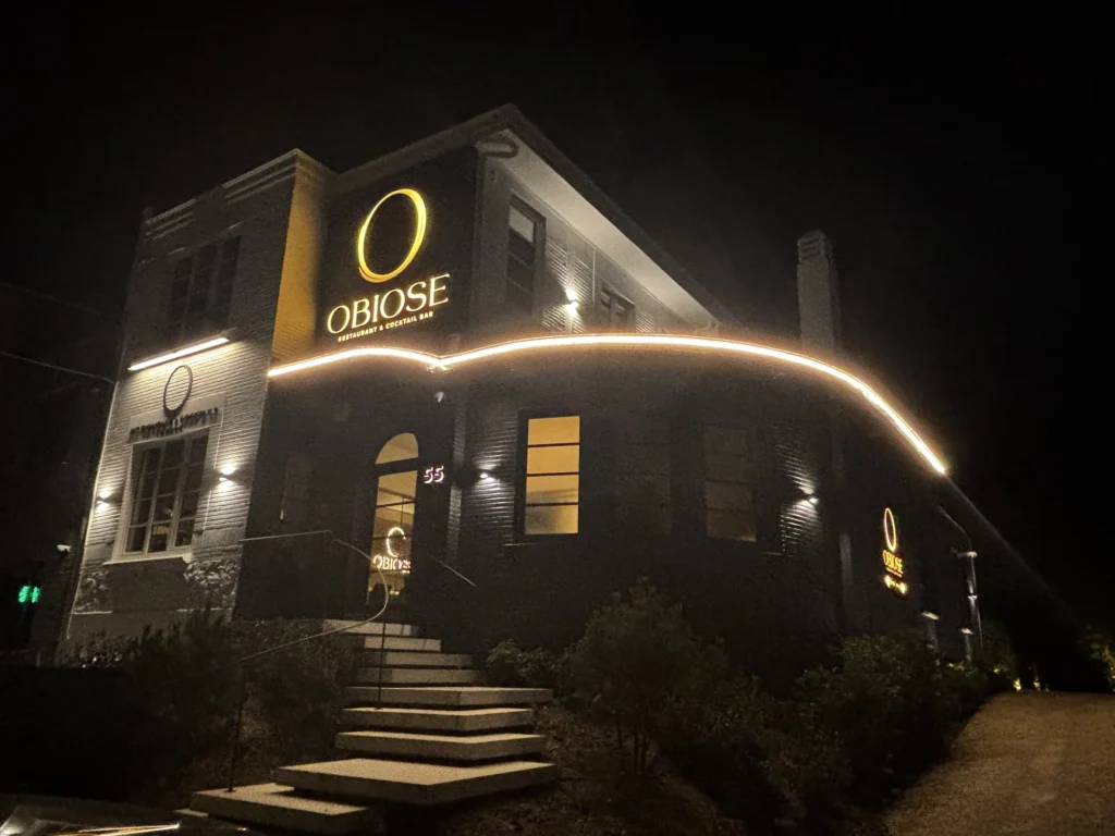 Obiose Waterloo – Façade enseigne ruban LED couleur – DDC Design