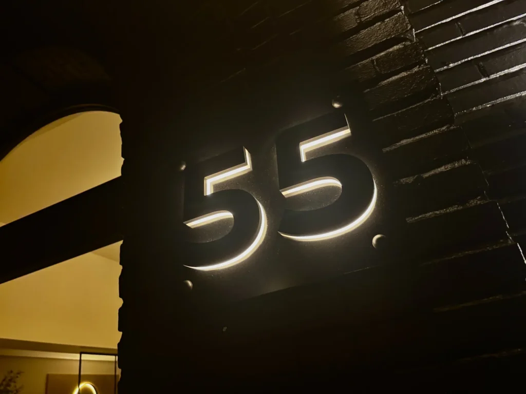 Obiose Waterloo – Numero 55 lumineux façade – DDC Design